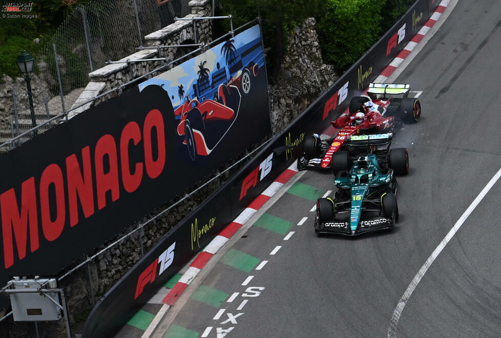 Das hat Leclerc nicht kommen sehen (können): Er kann nicht mehr ausreichend verzögern, um den Unfall zu vermeiden - der Ferrari kracht dem Aston Martin ins Heck!