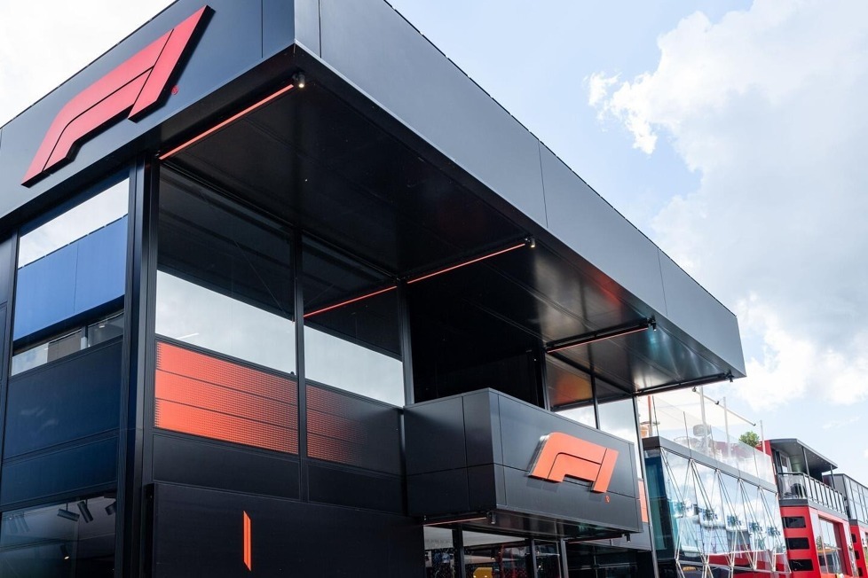 Wo die Formel-1-Teams in der Europa-Saison 2025 zuhause sind: Wir zeigen die Motorhomes im Fahrerlager und wer sich wie präsentiert!