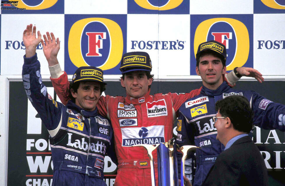 Versöhnung der alten Rivalen: In Alain Prosts letztem Rennen in Adelaide 1993 lädt Ayrton Senna den Franzosen trotz Platz zwei nach ganz oben ein. Es ist das letzte gemeinsame Podium: Prost hört mit seinem vierten WM-Titel auf und macht bei Williams den Weg für Senna frei, der wenig später bei einem Unfall verstirbt.