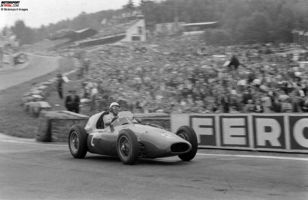 Der erste F1-Weltmeister der Geschichte, Giuseppe Farina, tritt mitten in der Saison 1955 nach Platz drei in Belgien zurück - zu groß sind die Schmerzen nach einem Unfall und die Bedenken nach dem Tod von Alberto Ascari. Zwar probiert er es in Monza noch einmal, tritt dort nach einem Trainingsunfall aber nicht mehr an.