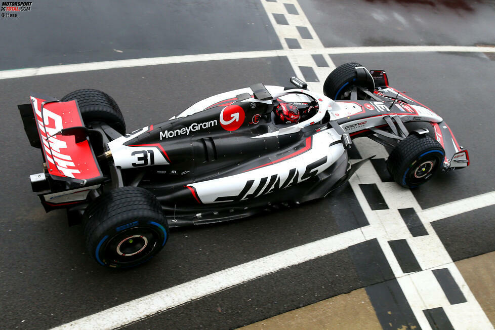 36 Punkte: Haas - Der VF-25 kommt mit den bekannten Farben, aber einem neuen Design etwas frischer daher als seine Vorgängermodelle. Das ergibt Platz sechs in unserem Ranking.