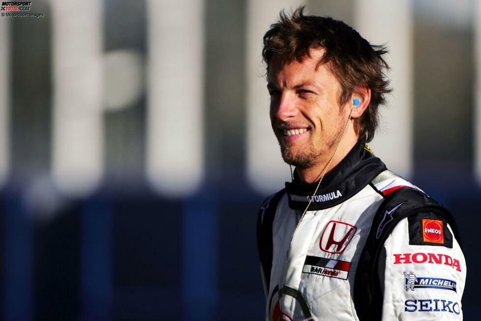Jenson Button: Ein Wechsel zu Williams scheitert 2004 daran, dass BAR bereits eine Option auf Button gezogen hat. Daraus ergibt sich, dass Button für 2006 zu Williams gehen muss. Will er aber nicht, weil die starken BMW-Motoren nicht mehr da sind. Also entschädigt er Williams mit ein paar Millionen Euro und bleibt bei BAR/Honda.