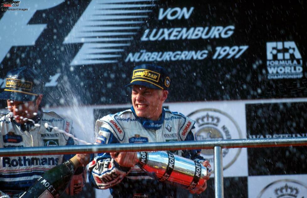 Nur ein Jahr später gewinnt der Kanadier bereits zum letzten Mal. Wieder ist der Nürburgring Schauplatz, aber diesmal als drittletztes Rennen unter dem Banner GP von Luxemburg. Der Sieg ist für den Kanadier immens wichtig: Er distanziert Schumacher, der in Japan aber zurückschlägt. Nach dem Rammstoß in Jerez wird Villeneuve Weltmeister.