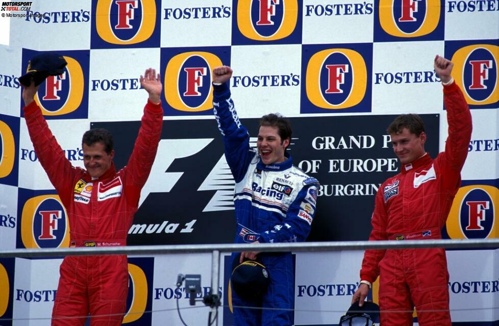 Jacques Villeneuve gewinnt zwar unterschiedliche Grands Prix, allerdings auf derselben Strecke. Als er 1996 beim Großen Preis von Europa auf dem Nürburgring triumphiert, hat der Williams-Pilot gerade einmal vier Rennen absolviert. Ein Erfolg beim Debüt in Australien war ihm damals aufgrund von Technikpech durch die Lappen gegangen.