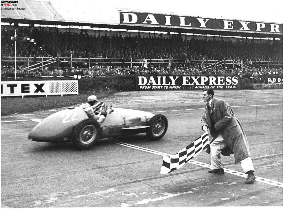 Die ganz große Karriere sollte Gonzalez aber nicht beschienen sein, denn vergönnt ist ihm nur ein weiterer Sieg: drei Jahre später ebenfalls in Silverstone. Er durchbricht die Phalanx von Juan Manuel Fangio, der 1954 sechs der ersten sieben Rennen (ohne Indy) gewinnt - aber eben nicht Silverstone.