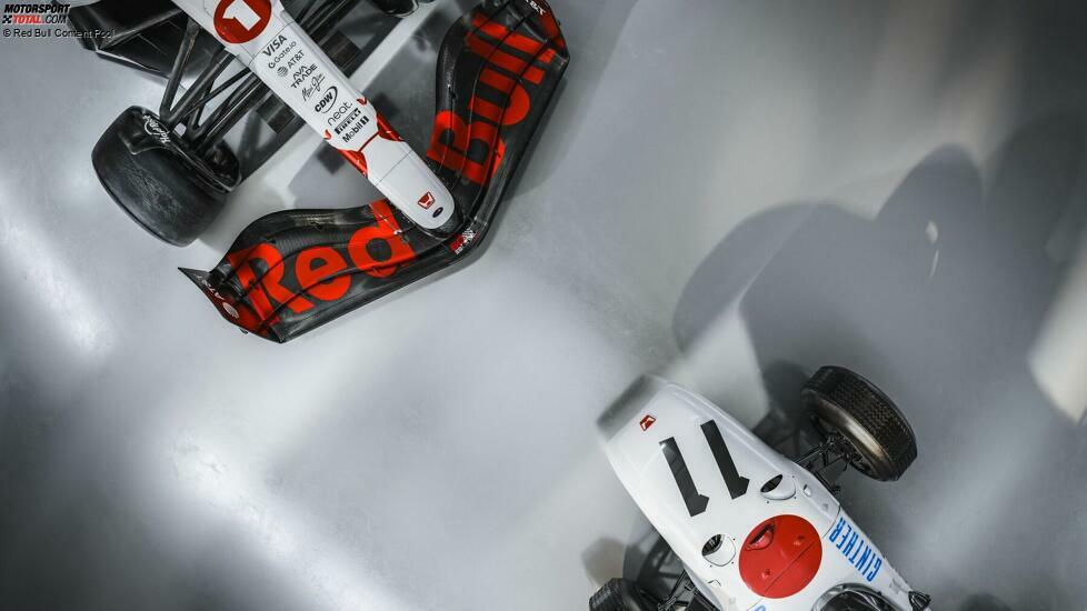 ... stellt so eine Hommage an Honda dar, das von 2019 bis einschließlich 2025 als ein Motorenpartner bei Red Bull involviert war. Eine Premiere aber ist das Sonderdesign nicht, denn ...