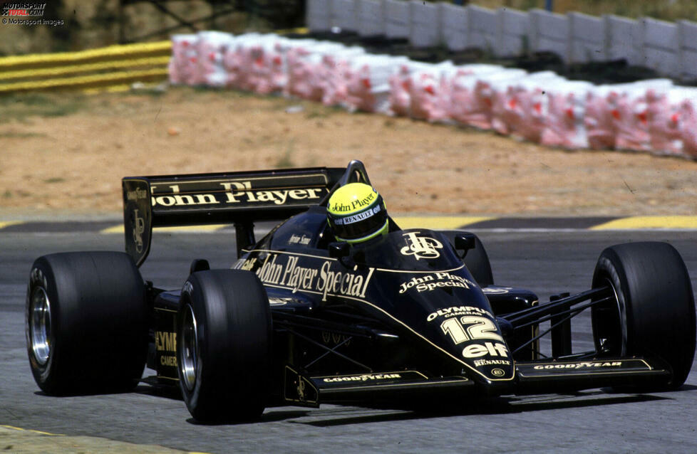 Schwarz/Gold in Kombination mit einem gelben Helm: Diese legendäre Farbkombination mit Ayrton Senna im Lotus prägt die Formel 1 der 80er Jahre. Von Emerson Fittipaldi über Ronnie Peterson, Mario Andretti, Nigel Mansell und Elio de Angelis bis hin zu Senna fuhren klangvolle Namen in den Farben der Zigarettenmarke John Player Special.