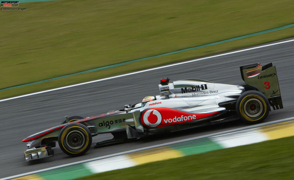 Die Vodafone-Ära bei McLaren (2007-2013) ist durch ein futuristisches Rot-Silber-Design geprägt, das für moderne Eleganz und technologische Innovation steht. Fahrer wie Lewis Hamilton und Jenson Button steuern diese Autos zu einigen Siegen. 2008 gewinnt Hamilton damit seinen ersten Weltmeistertitel.