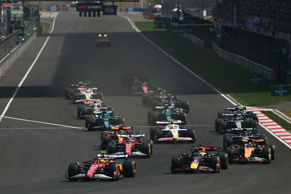 Shanghai 2025: Ferrari-Fahrer Lewis Hamilton bestimmt den ersten Sprint des Jahres von der Pole kommend und erzielt seinen ersten Formel-1-Sieg in Rot. Stand: Hamilton (8), Piastri (7), Verstappen (6), Russell (5), Leclerc (4), Tsunoda (3), Antonelli (2) und Norris (1).