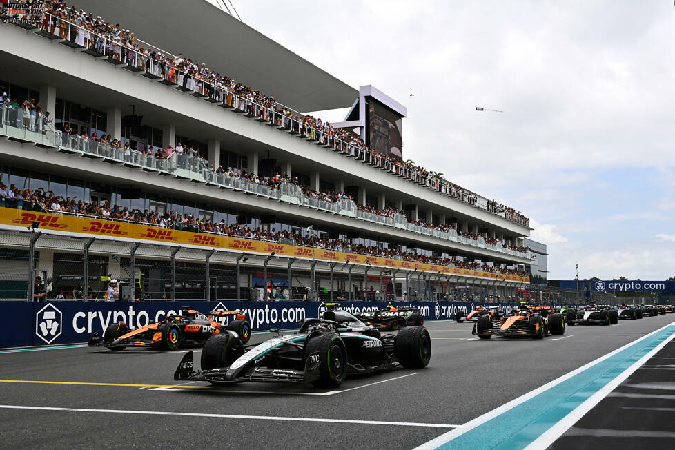 Miami 2025: Erst bestimmt Oscar Piastri im McLaren das Geschehen, dann profitiert Teamkollege Lando Norris von einer Gelbphase und gewinnt. Stand: Hamilton (14), Piastri (14), Russell (10), Norris (9), Verstappen (6), Tsunoda (6), Leclerc (4), Stroll (4), Antonelli (4).