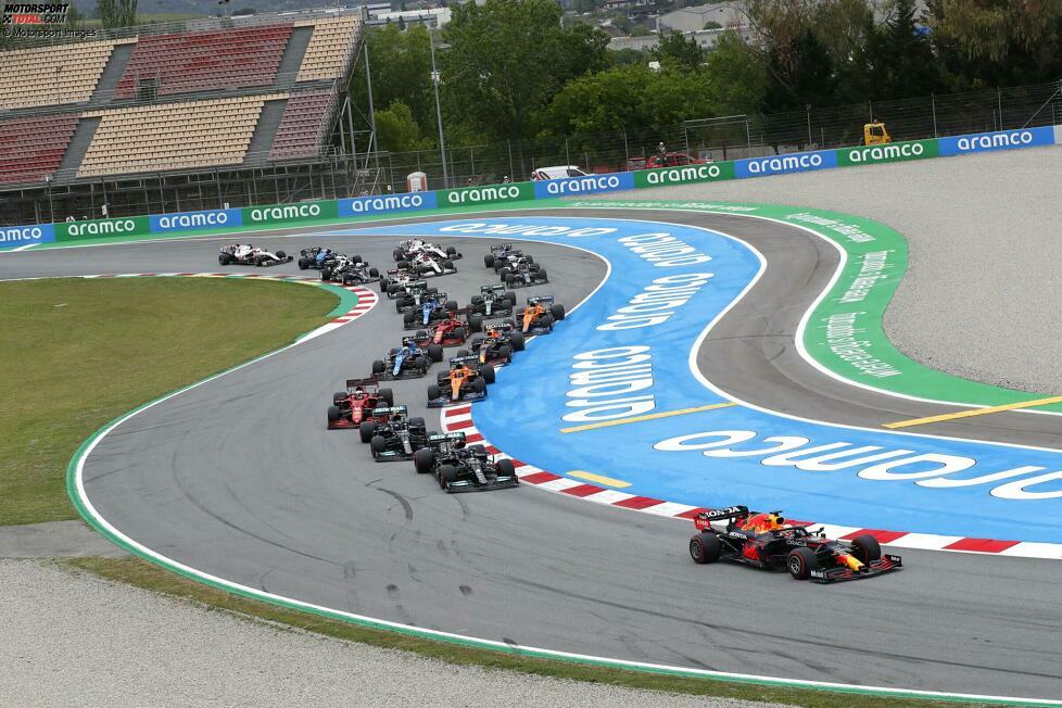 Barcelona 2021: Im Qualifying landet Verstappen hinter Hamilton. Beim Rennstart setzt er sich vor Kurve 1 innen neben Hamilton, bremst später und hält rustikal die Linie, während Hamilton vom Gas gehen muss. Aber: Diesen Grand Prix gewinnt nicht Verstappen, sondern Hamilton - mit der besseren Boxenstrategie.