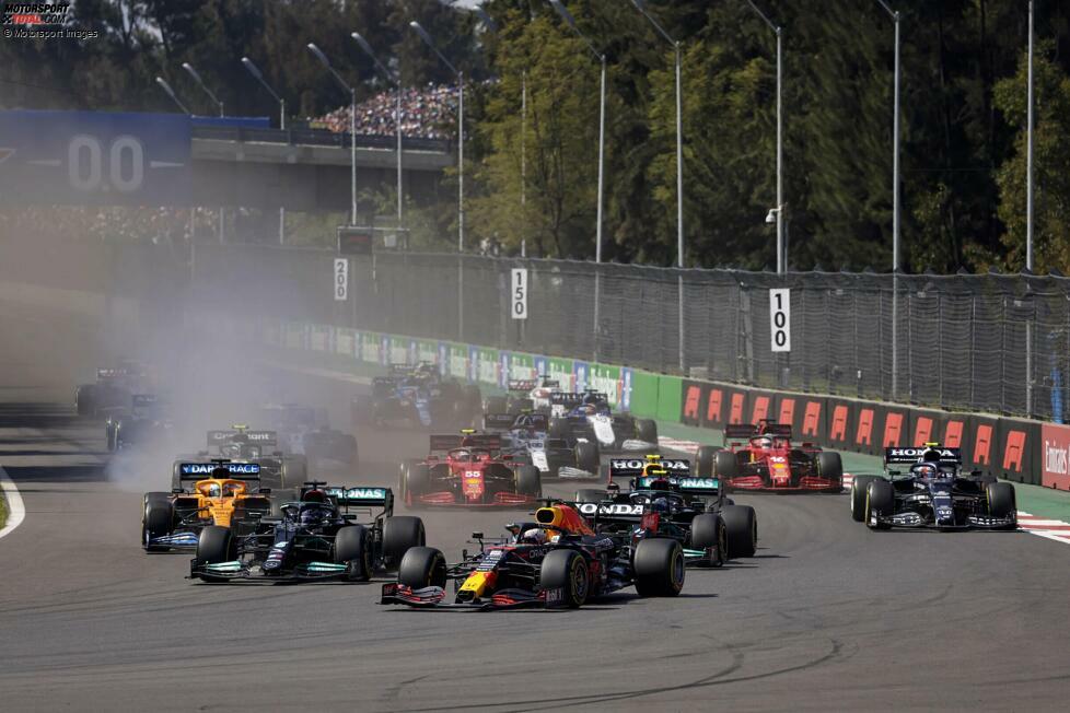Mexiko-Stadt 2021: Die Mercedes-Fahrer Valtteri Bottas und Hamilton stehen vor Verstappen in der Startaufstellung, aber Verstappen nutzt den langen Weg bis Kurve 1 im Windschatten und überholt dann gekonnt. Auch dieses Rennen gewinnt der Red-Bull-Fahrer anschließend klar.