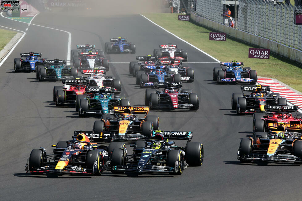 Budapest 2023: Lewis Hamilton war im Qualifying um 0,003 Sekunden vor Verstappen, aber beim Rennstart dreht Verstappen den Spieß um: Vor Kurve 1 quetscht er sich innen an Hamilton vorbei und ist vorne. Auch das ist eine für ihn rennentscheidende Szene: Er gewinnt den Ungarn-Grand-Prix.