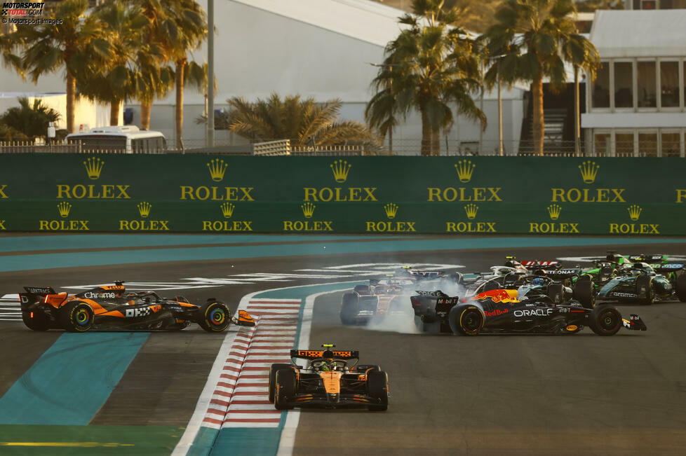 Abu Dhabi 2024: Von Startplatz fünf aus greift Verstappen in der ersten Kurve nach Piastri auf P2 - dann kommt es zur Berührung, die beide Fahrer in Dreher zwingt. Verstappen holt schließlich noch den sechsten Platz, Piastri wird Zehnter.