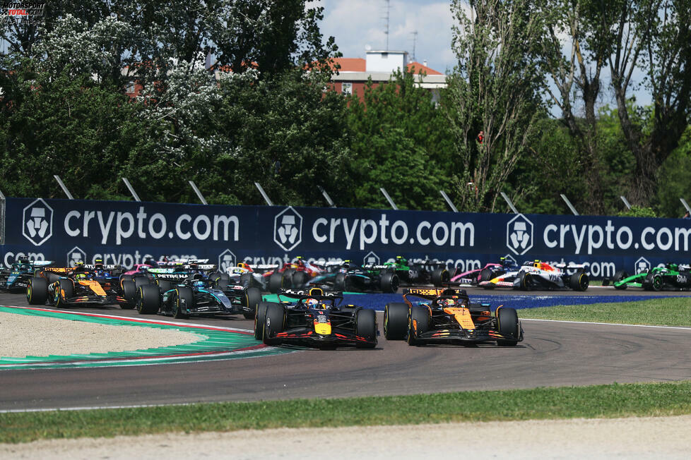 Imola 2025: George Russell im Mercedes erwischt von P3 kommend den besten Start und ist schon fast an Max Verstappen vorbei. Doch Verstappen bleibt auf der Außenbahn, hält so Russell auf Distanz und überholt auch noch spektakulär den Pole-Mann Oscar Piastri in Kurve 1. Das ist der Grundstein für den Sieg im Grand Prix.