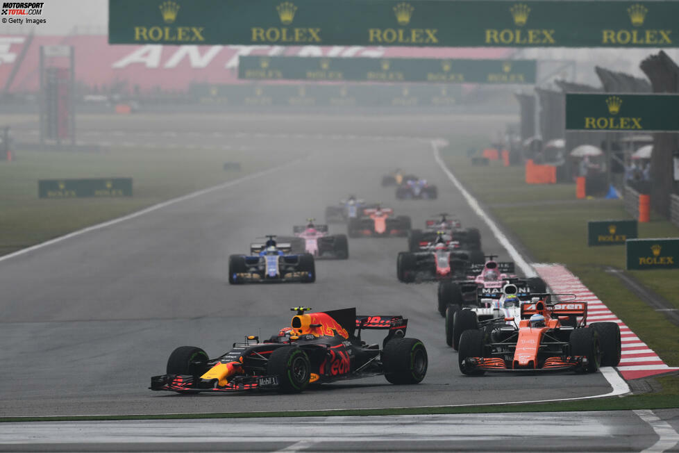 Shanghai 2017: Fehlzündungen des Motors und Zwischenfälle auf der Strecke lassen Verstappen im Qualifying früh ausscheiden: Startplatz 16. In der ersten Rennrunde überholt er neun Autos (!) und wird noch Dritter - vor Teamkollege Daniel Ricciardo, der von P5 kam.