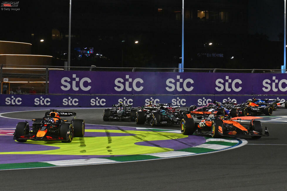 Dschidda 2025: Verstappen will sich in Kurve 1 außenrum an Piastri vorbeimogeln, muss dann aber aufmachen und durch die Auslaufzone 