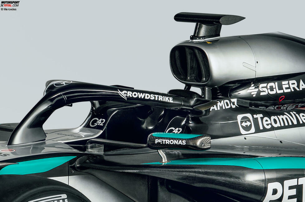 ... gibt es Neuerungen: Die roten Sponsorenflächen von Teampartner Ineos sind verschwunden, die Airbox ist jetzt in Silber gehalten. Ineos aber ist weiter dabei, wie die Aufkleber auf der Innenseite der Frontflügel-Endplatten zeigen.