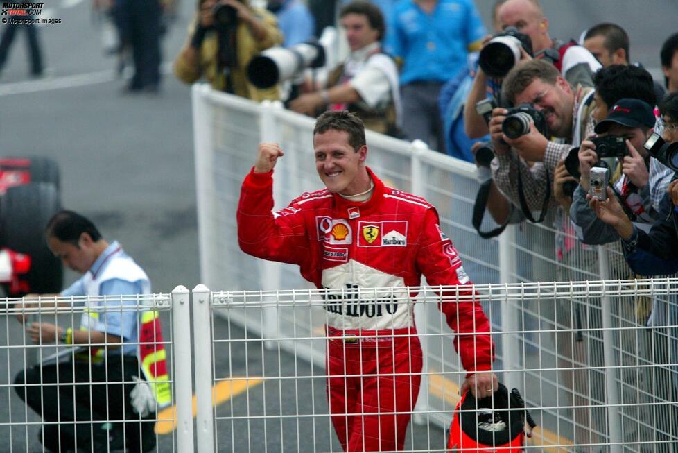 16 Punkte Rückstand hat er zu dem Zeitpunkt schon auf Kimi Räikkönen, bei zehn Punkten für einen Sieg. Doch der Deutsche schlägt mit drei Siegen in Folge zurück und feiert am Jahresende in Japan seinen sechsten WM-Titel und den vierten mit Ferrari - mit zwei Punkten Vorsprung auf den 