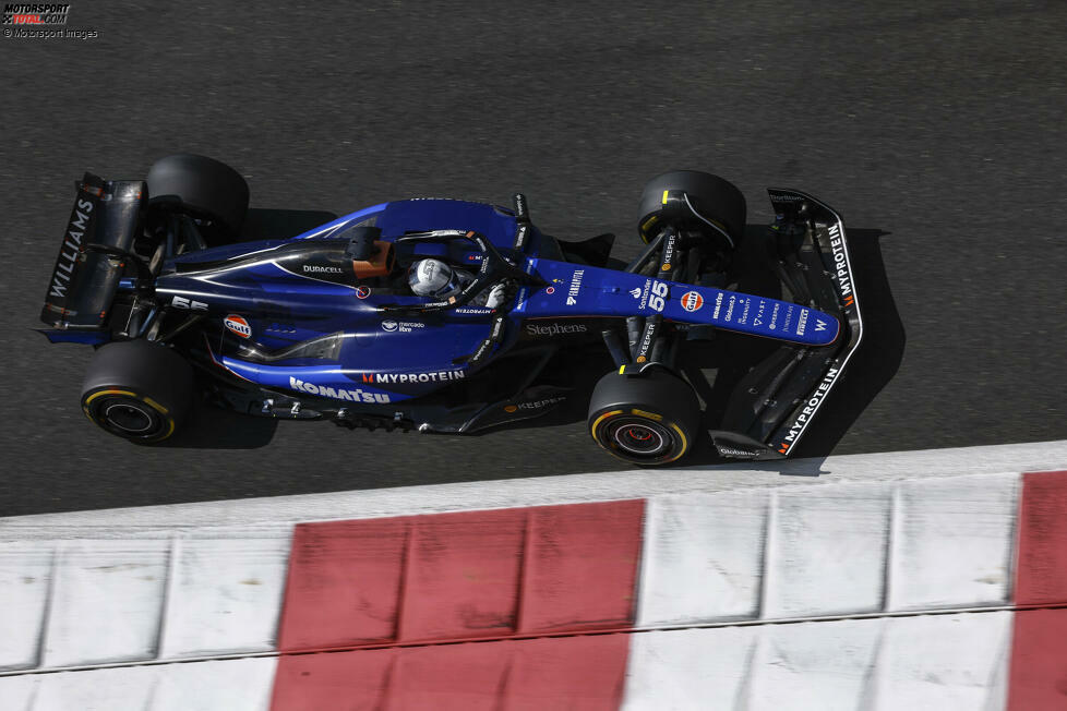 ... bei den Formel-1-Testfahrten in Abu Dhabi im Dezember 2024 saß er schon mal probeweise im FW46 - damals aber noch in neutraler Kluft mit Overall und Helm in Weiß und ohne Sponsorenlogos, weil er bis Jahresende bei Ferrari unter Vertrag stand.