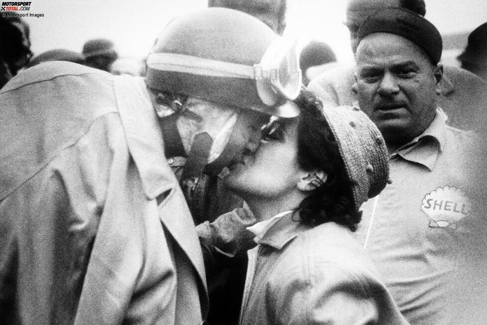 Juan Manuel Fangio (Argentinien 1956) - Der Argentinier hat bereits drei WM-Titel auf dem Konto, als er 1956 zur Scuderia wechselt. Dort triumphiert er gleich beim ersten Rennen in Rot - und das auch noch vor seinem Heimpublikum in Buenos Aires. Der Sieg hat allerdings einen kleinen Makel, denn Fangio ...