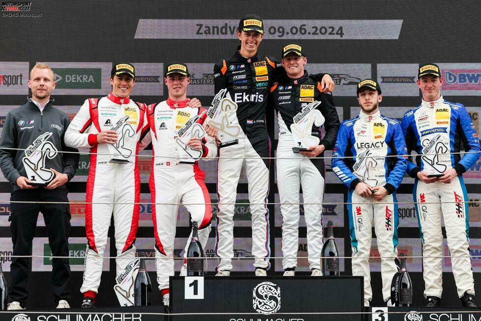 Jeweils drei Rennsiege erkämpften sich Leon Köhler und Maxime Oosten von FK Performance sowie David Schumacher und Vorjahresmeister Salman Owega vom Haupt Racing Team. Jannes Fittje und Finn Wiebelhaus, ebenfalls von HRT, streckten den Siegerpokal einmal in die Höhe.