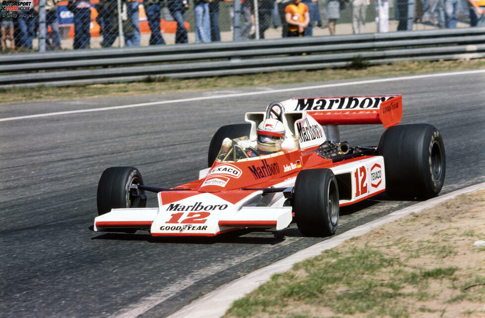Mass fährt für McLaren regelmäßig unter die Top 3 und zählt auch 1976 zu den Spitzenfahrern. Am Nürburgring hat er den richtigen Riecher und wählt als einziger Trockenreifen gleich beim Start. Das bringt ihm die Führung ein, doch der Feuerunfall von Niki Lauda ändert alles. Denn nach dem Re-Start ...