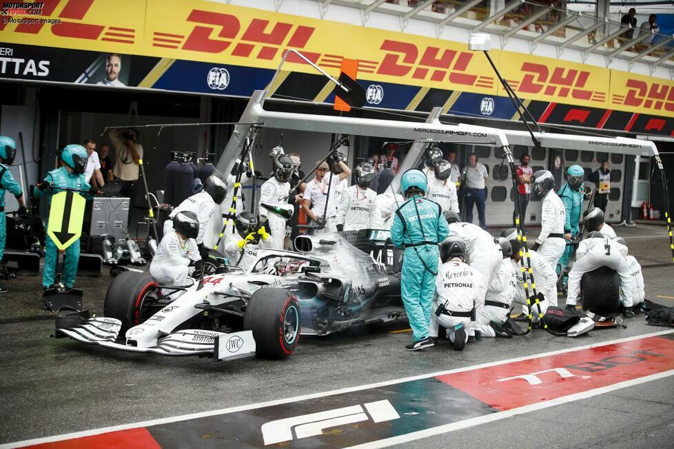 ... nachdem Hamilton am Samstag noch die Pole holt, fliegt er am Sonntag in Führung liegend ab und steht anschließend 50 Sekunden an der Box. Später im Rennen bekommt er noch eine Zeitstrafe und dreht sich ein weiteres Mal. Mit P9 wird es sein schlechtestes Ergebnis der kompletten Saison.