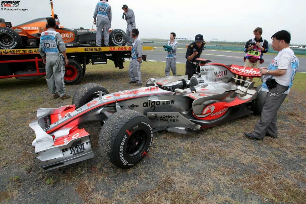 China 2007: Gleich in seiner Rookiesaison hat der Brite die Chance, den WM-Titel zu gewinnen. Zwei Rennen vor Schluss liegt der McLaren-Pilot bereits zwölf Punkte vor Teamkollege Fernando Alonso und sogar 17 Zähler vor Kimi Räikkönen. Beim vorletzten Rennen in China kann er damit bereits Weltmeister werden, doch ...