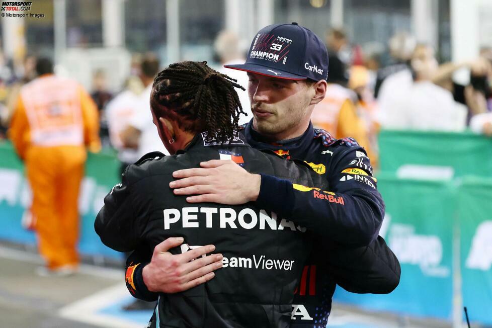 ... während Hamilton draußen bleibt. Unter kontroversen Umständen wird das Rennen in der letzten Runde noch einmal freigegeben und Hamilton verliert den Sieg und damit den Titel noch an Verstappen. Er und Mercedes fühlen sich betrogen und Rennleiter Michael Masi wird später von der FIA vor die Tür gesetzt. Das Ergebnis hat jedoch Bestand.
