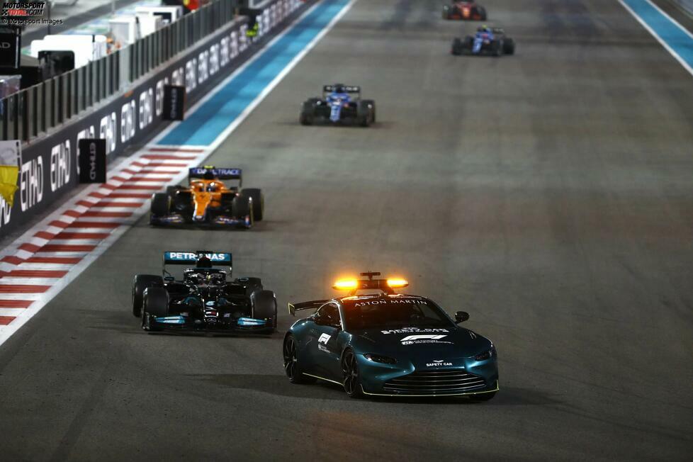 Abu Dhabi 2021: Der wohl größte Rückschlag seiner Karriere wartet da aber noch auf Hamilton. Der kommt erst beim Saisonfinale in Abu Dhabi, in das er und Verstappen punktgleich gehen. Der Brite führt das Rennen souverän an, als kurz vor Schluss das Safety-Car auf die Strecke kommt. Verstappen wechselt noch einmal die Reifen, ...