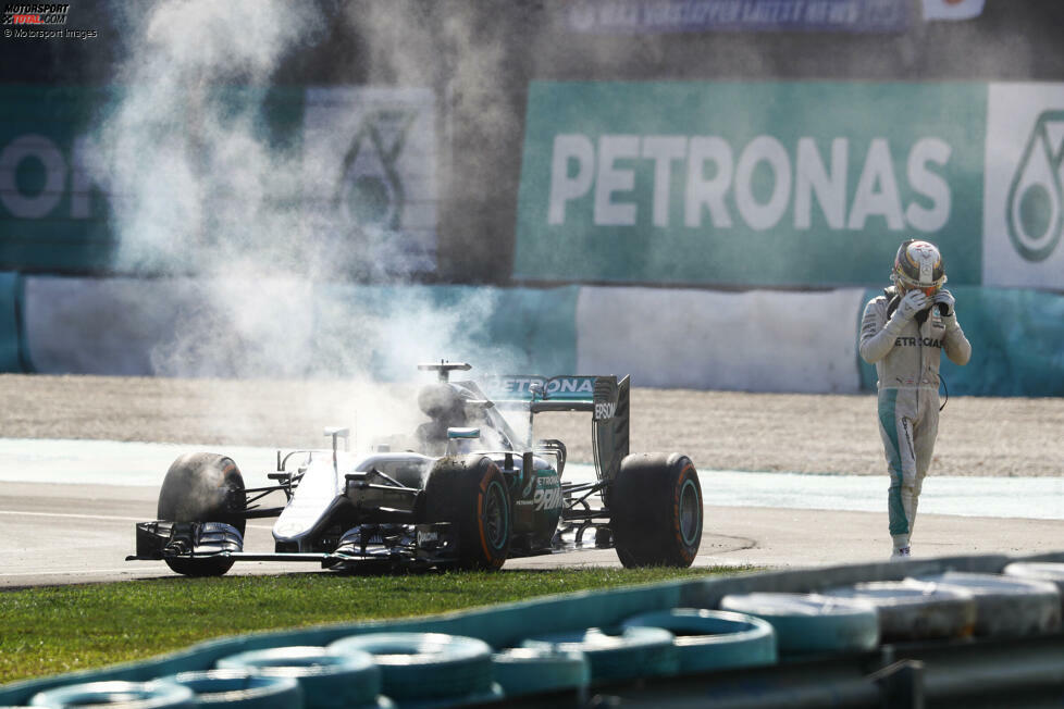 Malaysia 2016: Wenige Monate später erlebt Hamilton einen noch größeren Rückschlag, als er in Malaysia in Führung liegend ausscheidet. Ein Motorschaden sorgt dafür, dass Hamilton die Zielflagge nicht sieht - und dadurch am Ende des Jahres den Titel verpasst. Nach dem Finale in Abu Dhabi fehlen lediglich fünf Zähler auf Rosberg.