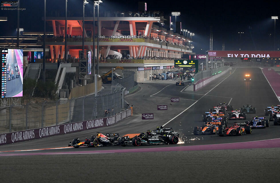 Katar 2023: Abu Dhabi 2021 ist auch deshalb ein Umbruch in der Zeitrechnung der Formel 1, weil es Hamiltons letzte WM-Chance mit Mercedes bleiben soll. Ab 2022 sind die Silberpfeile nur noch punktuell konkurrenzfähig und Hamiltons neuer Teamkollege George Russell macht diesem das Leben regelmäßig schwer. 2023 in Katar ...