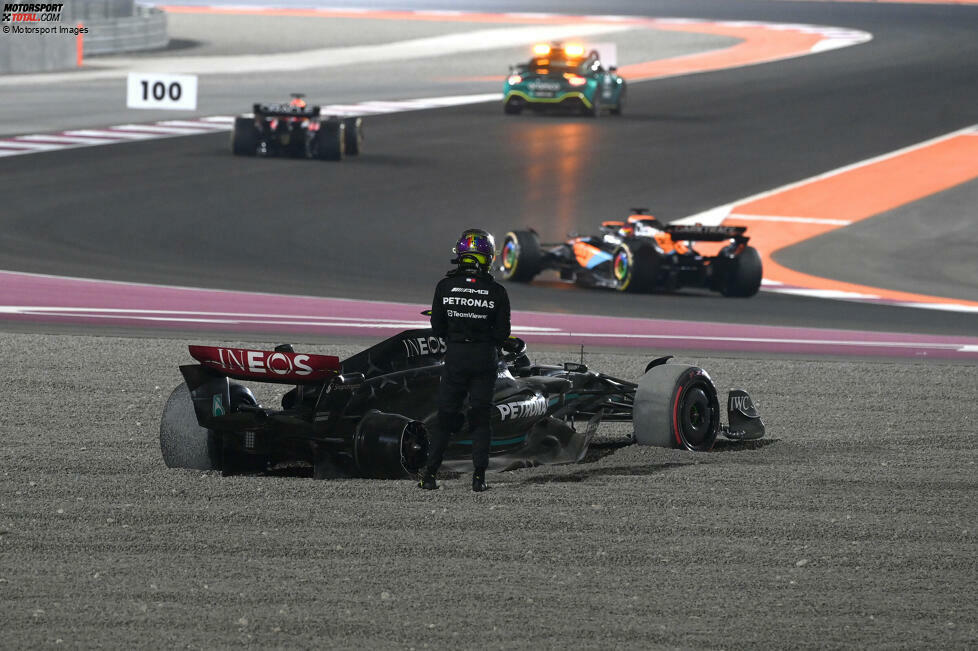 ... kommt es kurz nach dem Start zur Kollision zwischen den beiden. Hamilton nimmt die Schuld später auf seine Kappe - und entscheidet sich wenige Monate später dazu, Mercedes zu verlassen. Bereits vor der Saison 2024 gibt er seinen Wechsel zu Ferrari ab 2025 bekannt.