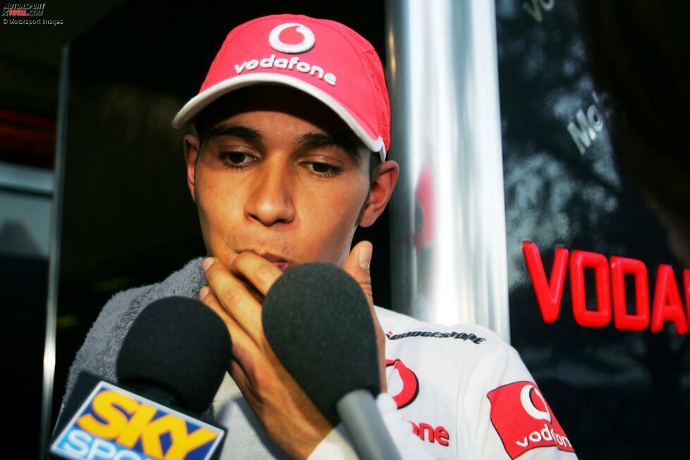 ... behauptet Hamilton anschließend bei den Stewards, dass er Trulli nicht bewusst vorbeigelassen habe, nachdem er diesen zunächst selbst überholt hatte. Doch die Lüge fliegt auf, Hamilton wird disqualifiziert und 