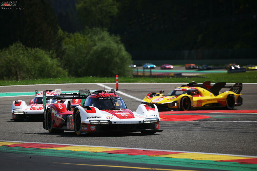 Ganz einfach: Der Circuit de Spa-Francorchamps wurde im Sommer 2024 in weiten Teilen des zweiten Sektors neu asphaltiert. Die Strecke wurde mehrere Sekunden schneller. Daher ist der Vergleich in Spa erst nach dem WEC-Rennen 2025 zulässig. Nehmen wir also einen fairen Vergleich.