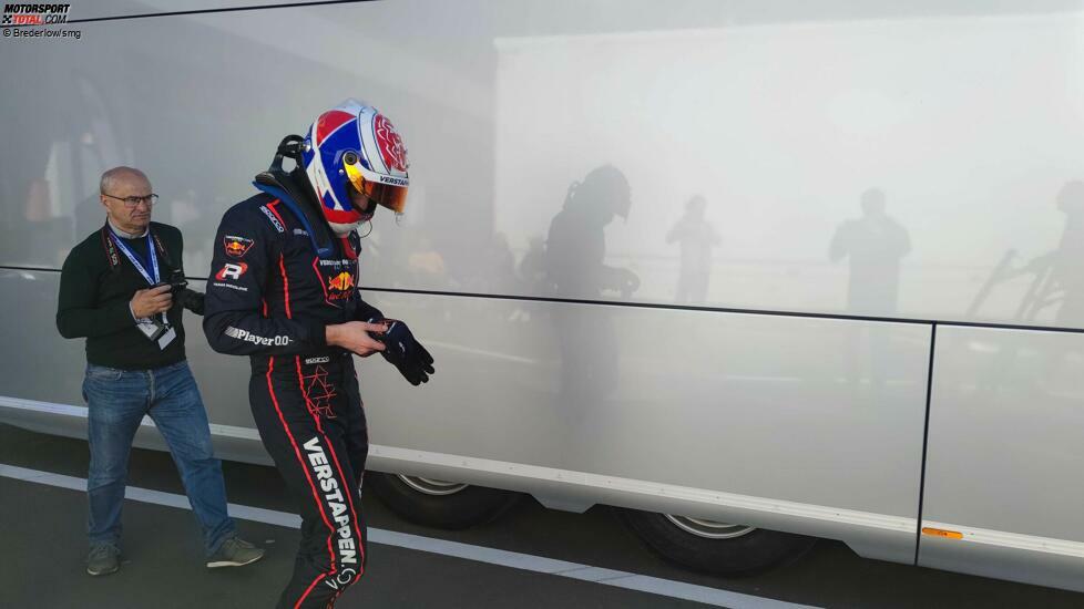 Max Verstappen unterwegs im Fahrerlager.