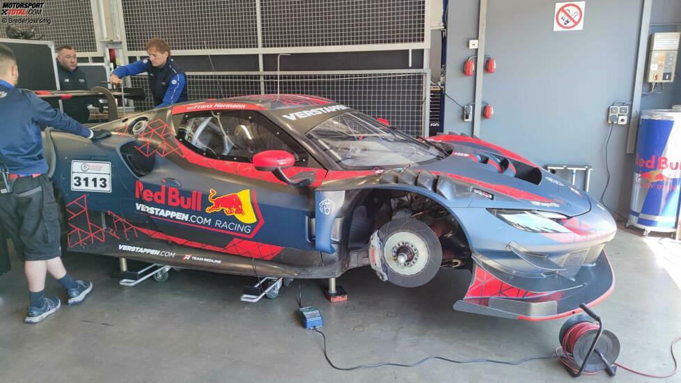 Der Ferrari in der Box am Nürburgring.