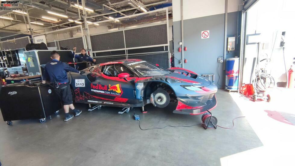 Der Ferrari in der Box am Nürburgring.