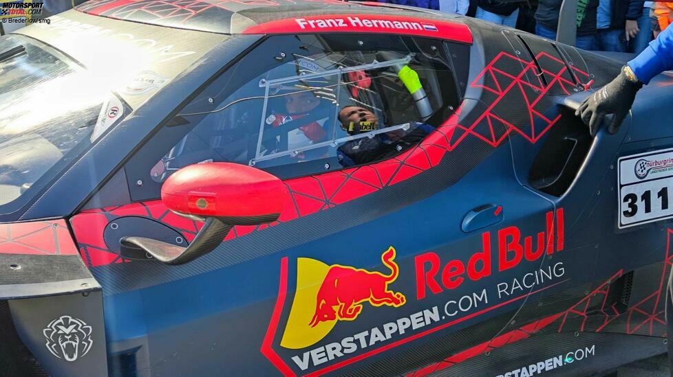 Prominenter Gast beim Test vor dem dritten Saisonlauf der Nürburgring-Langstrecken-Serie: Max Verstappen gibt sich die Ehre.