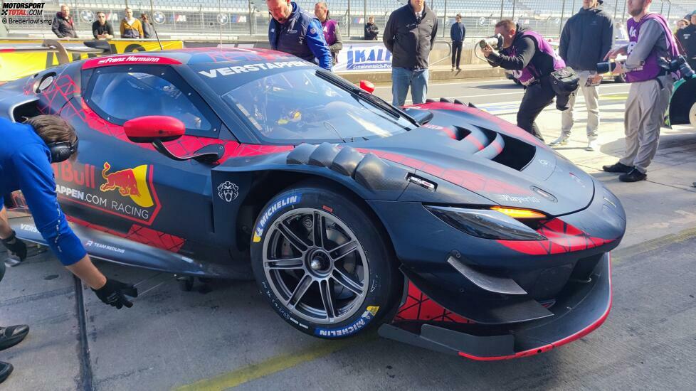 Das Auto von Max Verstappen in der Boxengasse.