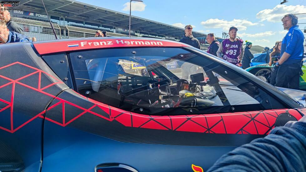 Das Auto von Max Verstappen in der Boxengasse.