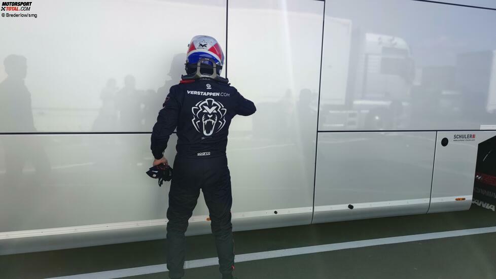 Max Verstappen geht in den Transporter des Teams zurück.