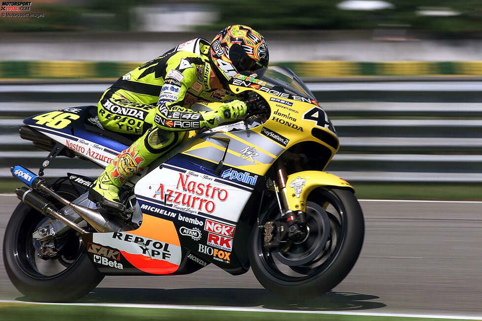 Nastro Azzurro (aktiv: 1999-2002), ein italienischer Bierhersteller, war einer der ersten Hauptsponsoren von Valentino Rossi in der MotoGP und trug zur frühen Bekanntheit des Fahrers bei.