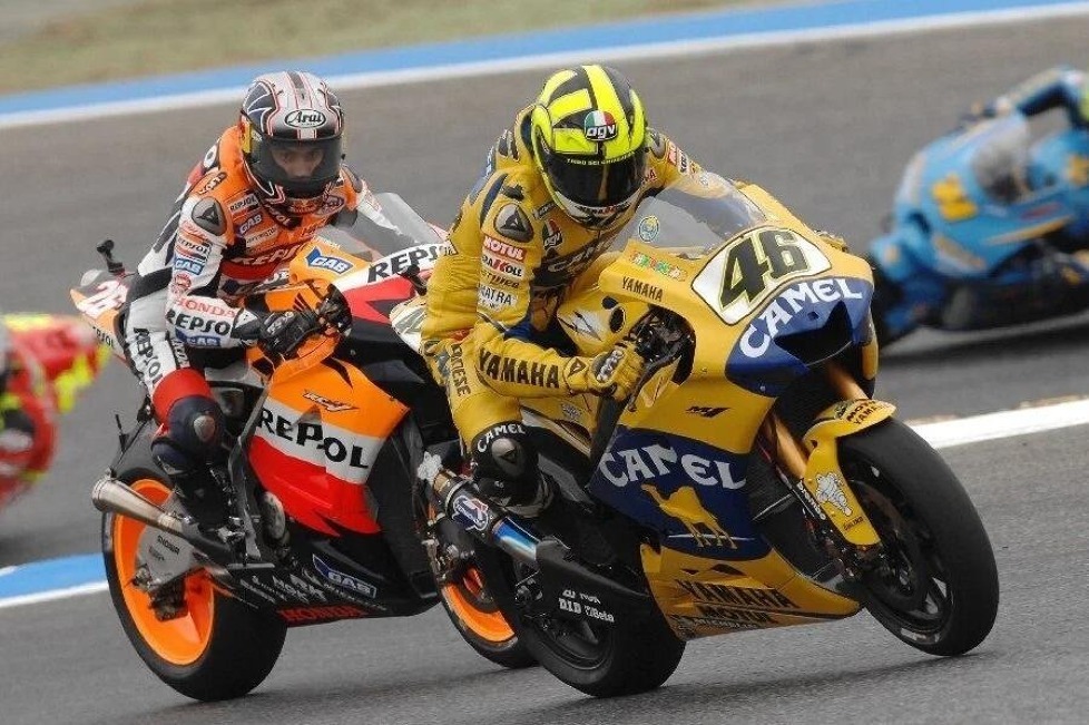 Legendäre Sponsoren haben die MotoGP nicht nur finanziell unterstützt, sondern mit ikonischen Designs und Partnerschaften die Geschichte des Sports geprägt. Von Repsol und Marlboro bis hin zu Monster Energy – ihre Logos und Farben sind unvergessen