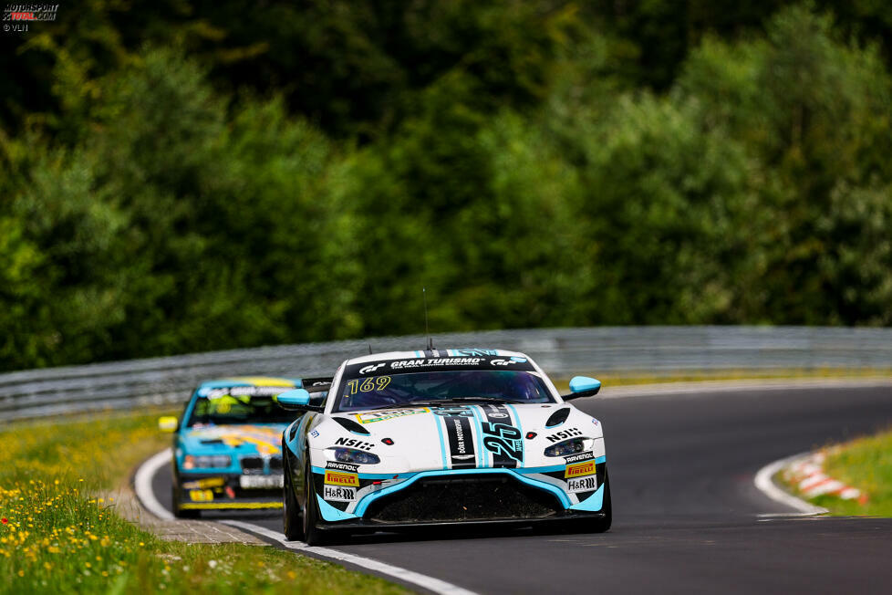 SP8T: Oskar Sandberg, Aaron Wenisch, Nick Wüstenhagen (Aston Martin Vantage GT4) - 19 Punkte
