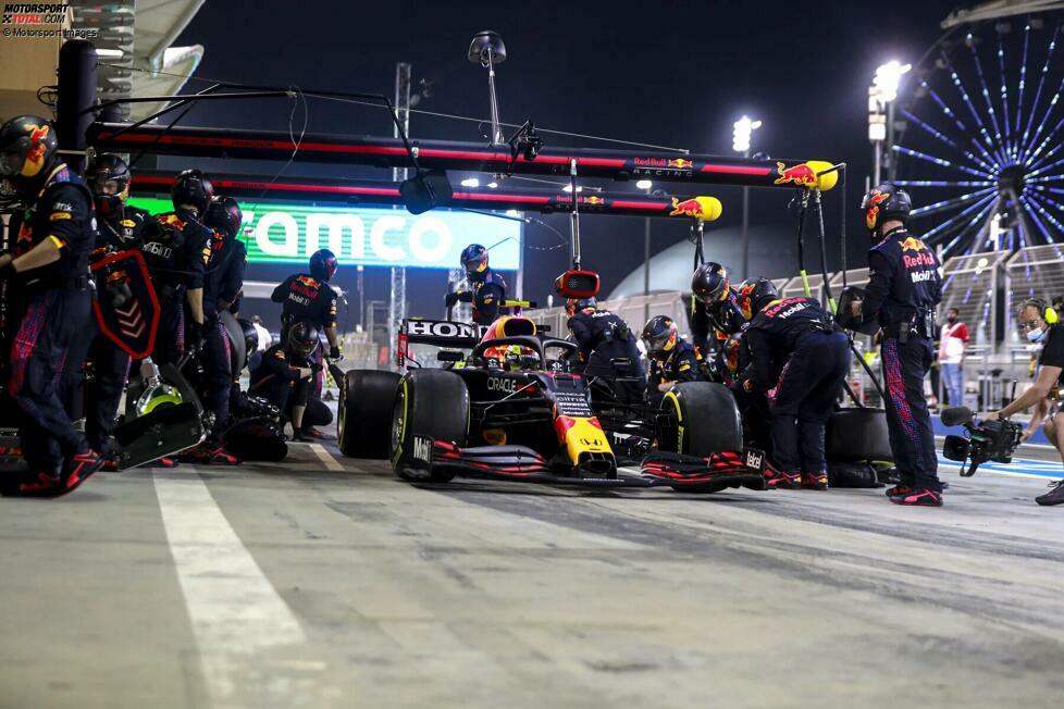 Sergio Perez - 5. Platz beim Grand Prix von Bahrain 2021: Perez zeigte eine solide Leistung in seinem ersten Rennen mit Red Bull, lag jedoch hinter Verstappen zurück, der Zweiter wurde. Perez qualifizierte sich als Elfter und kämpfte sich bis auf den fünften Platz vor. Er überquerte die Ziellinie über 50 Sekunden hinter Verstappen.