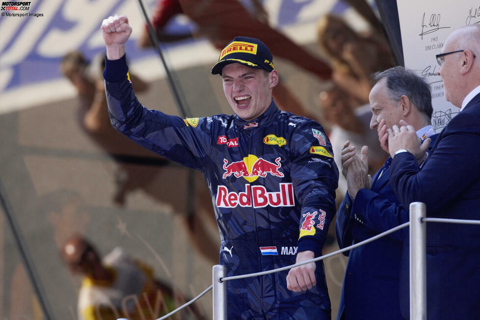 Es war dasselbe Rennen, in dem die Rivalität zwischen den Mercedes-Teamkollegen Lewis Hamilton und Nico Rosberg eskalierte und beide in der ersten Runde kollidierten - was den Weg für einen Red-Bull-Sieg ebnete. Mit 18 Jahren und 228 Tagen wurde Verstappen zudem der jüngste Rennsieger in der Geschichte der Formel 1.