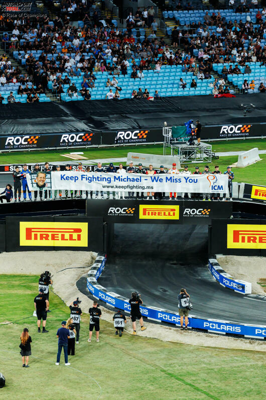 Emotionen pur beim Race of Champions 2025: Im Accor Stadium in Sydney entrollten die 20 Teilnehmer ein Banner mit einem Gruß an Michael Schumacher: 