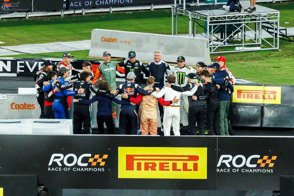 Anschließend versammelten sich die Fahrer, die aus allen Disziplinen des Motorsports kamen, zu einer Gedenkminute.